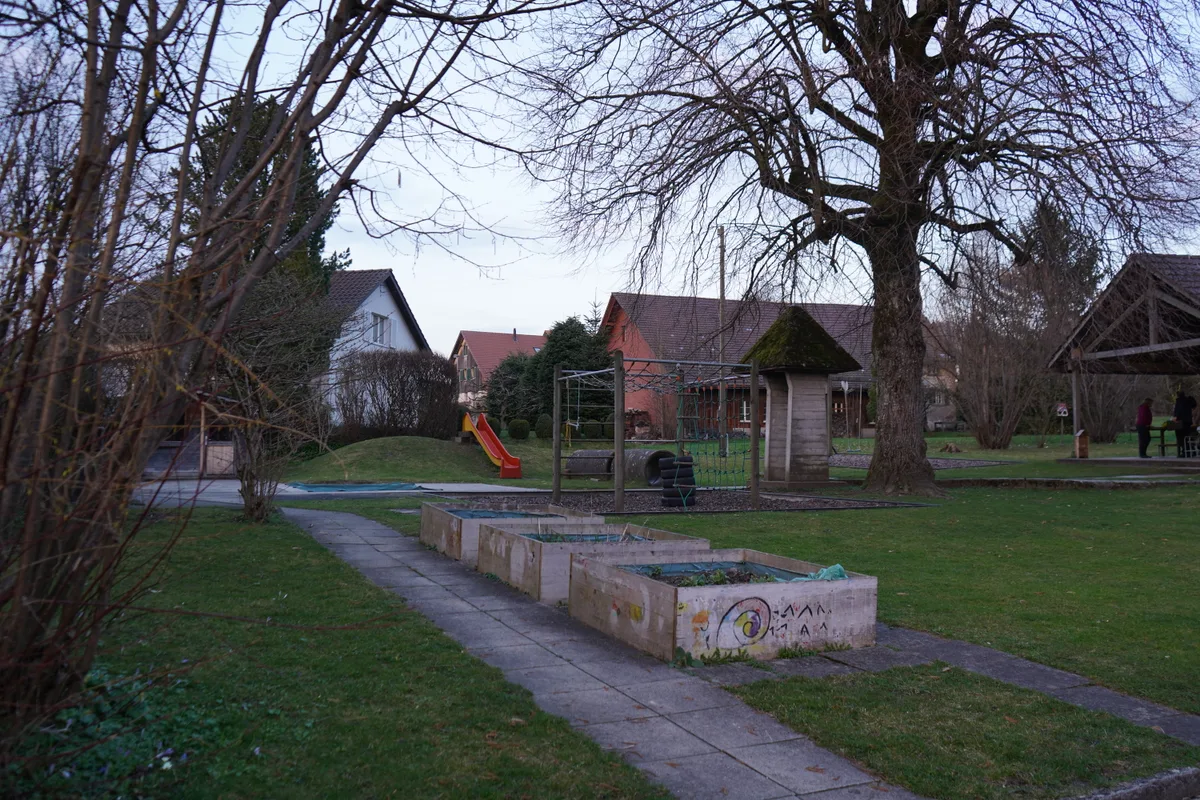 Ein Spielplatz mit Rutschbahn und Klettergarten.